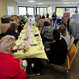 Lange Tafel mit vielen Personen