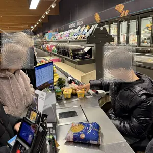 Jugendliche scannen Waren an einer Discounter-Kasse 