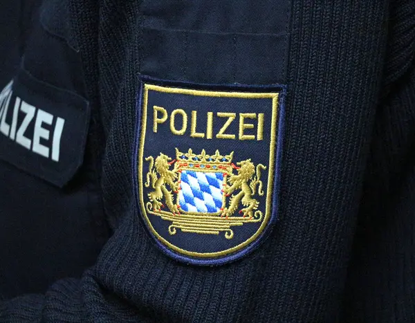 Ärmelabzeichen der Bayerischen Polizei auf blauem Pullover