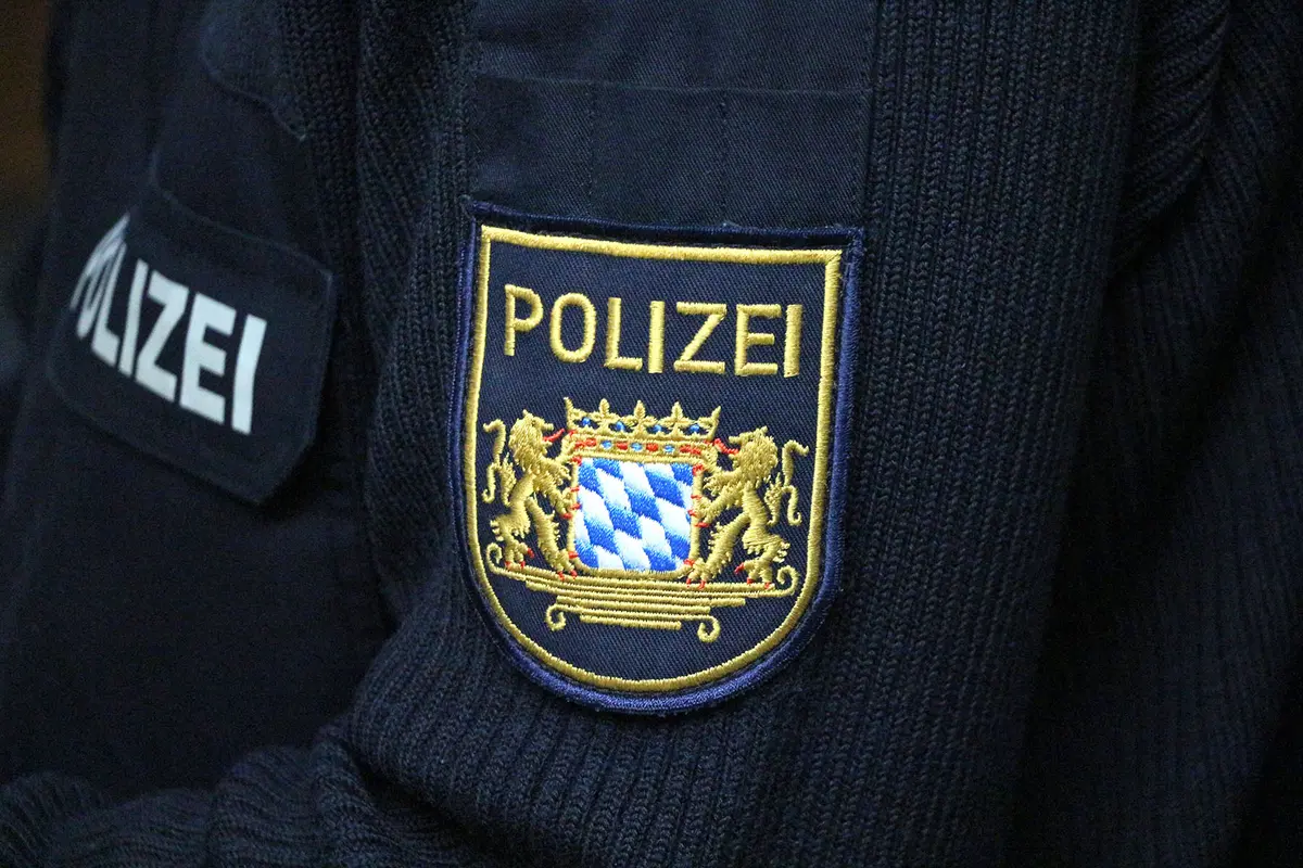 Ärmelabzeichen der Bayerischen Polizei auf blauem Pullover