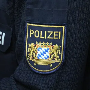 Ärmelabzeichen der Bayerischen Polizei auf blauem Pullover