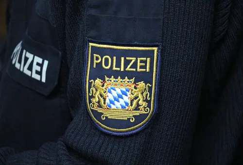 Ärmelabzeichen der Bayerischen Polizei auf blauem Pullover