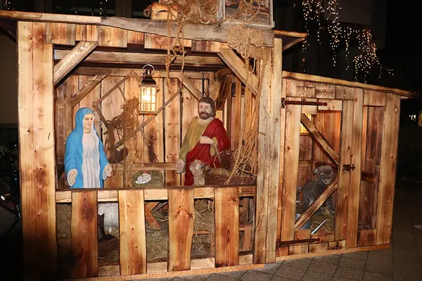 Seit 2019 ziert die große Krippe die kleine Budenstadt am Rathaus.