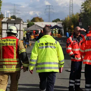 3 Männer in Warnwesten: Feuerwehr und PSNV, sowie der Leitende Notarzt.