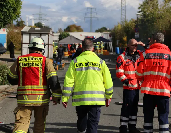 3 Männer in Warnwesten: Feuerwehr und PSNV, sowie der Leitende Notarzt. 
