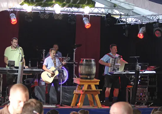 Eine Band auf der Bühne