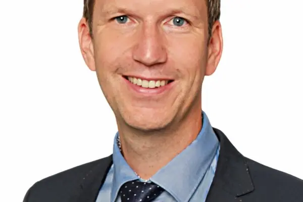 Mann um die 40 mit Anzugjacke und Krawatte