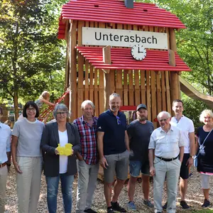 Zahlreiche Stadträte vor dem "neuen" Bahnhof