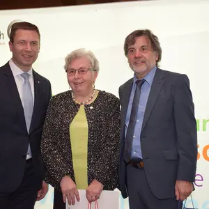 Landrat Matthias Dießl, Irene Kirchdörfer und Zweiter Bürgermeister Norbert Schikora