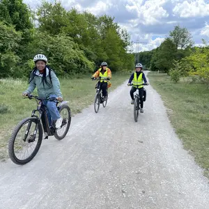 Radfahrer auf einem Feldweg 