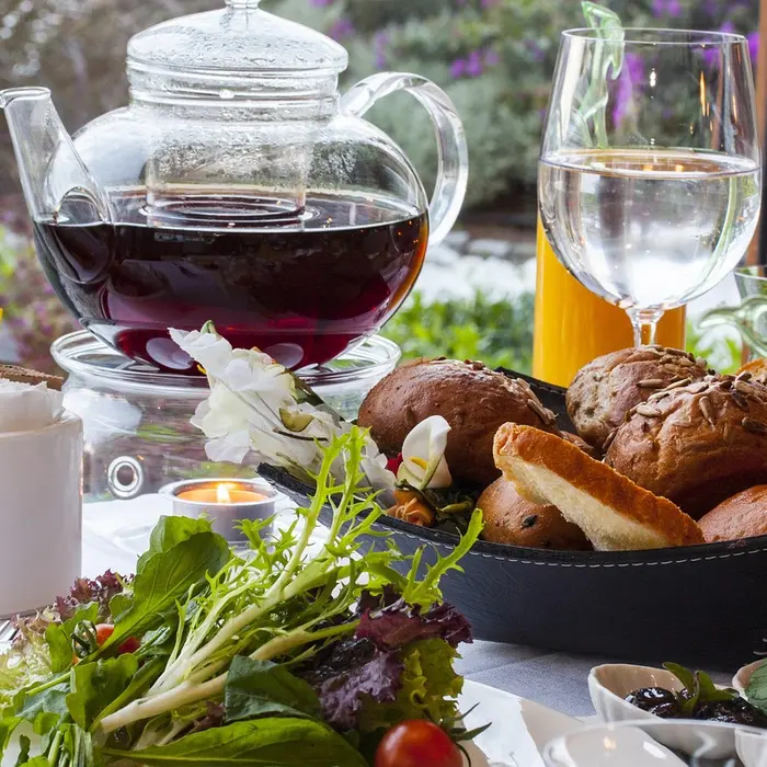 Frühstückstisch mit einer Glaskanne mit Tee