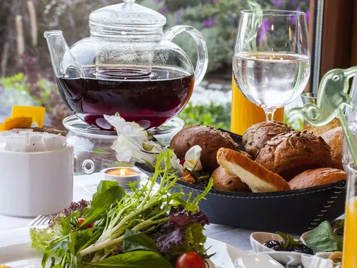 Frühstückstisch mit einer Glaskanne mit Tee