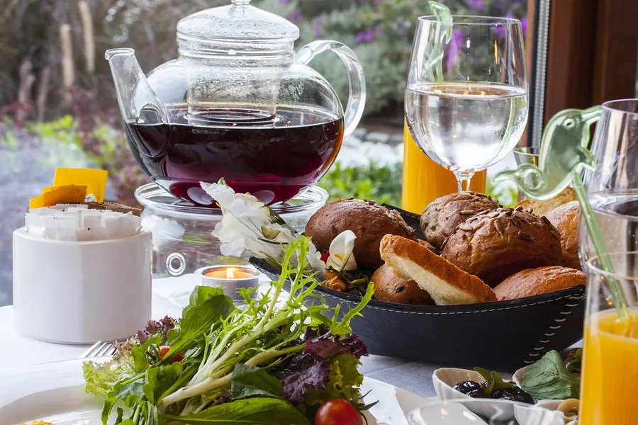 Frühstückstisch mit einer Glaskanne mit Tee