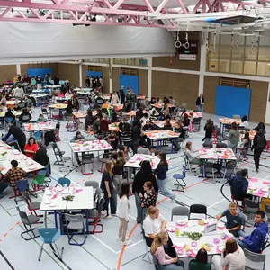 Blick in die voll besetzte Sporthalle der Pestalozzi-Mittelschule