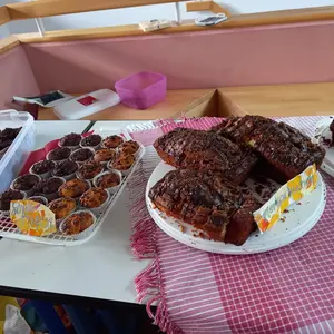 Mehrere Kuchen auf dem Tisch