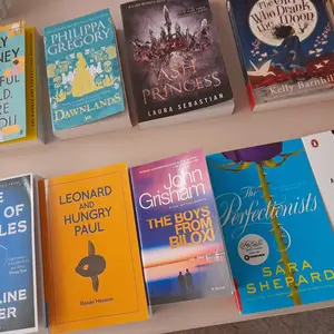 Englischsprachige Buchtitel von oben, auf einem Tisch liegend