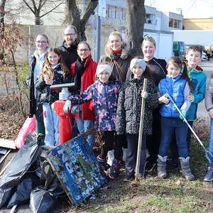 Sieben Kinder mit vier Erwachsenen