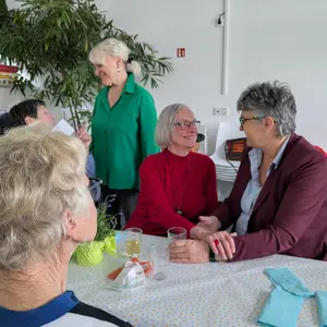 Birgit Huber im Gespräch mit Seniorinnen 