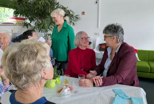 Birgit Huber im Gespräch mit Seniorinnen 