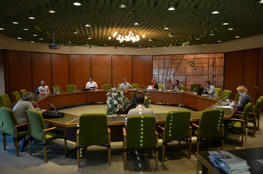 Die Mitglieder des Ferienausschusses tagen mit dem erforderlichen Sicherheitsabstand im Sitzungssaal des Rathauses