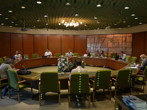 Die Mitglieder des Ferienausschusses tagen mit dem erforderlichen Sicherheitsabstand im Sitzungssaal des Rathauses