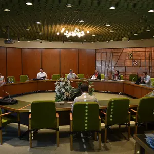 Die Mitglieder des Ferienausschusses tagen mit dem erforderlichen Sicherheitsabstand im Sitzungssaal des Rathauses