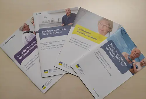 Mehrere gefächert bereitgelegte Info-Brochüren zum Thema Rente