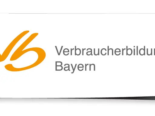 gelbes kleines v und b, daneben der Text "Verbraucherbildung Bayern"
