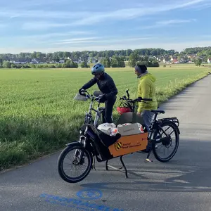 Lastenfahrrad der Stadt Oberasbach und zwei Radfahrerer