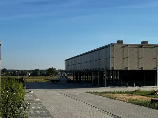Blick auf die Asbachhalle mit kleiner Kletterwand im Vordergrund.