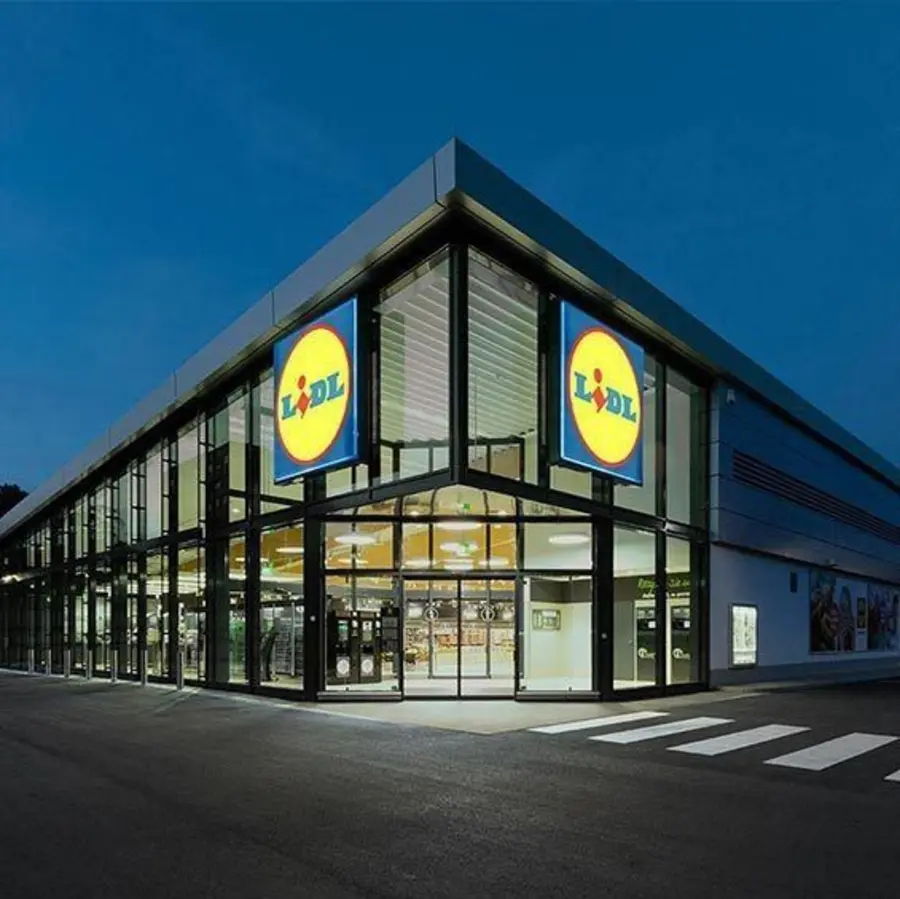 Beispielfoto des Eingangsbereiches einer Lidl-Filiale der aktuellen Generation mit vielen Glasfenstern.