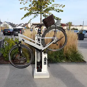 Fahrrad ist in die Reparaturstation eingespannt.