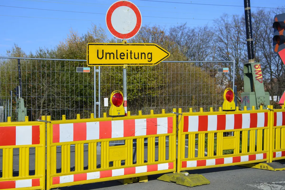 Straßensperrung mit Umleitungsempfehlung