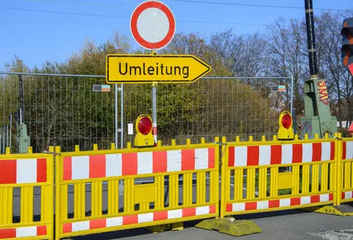 Straßensperrung mit Umleitungsempfehlung