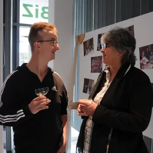 Bürgermeisterin im Gespräch vor Fotos aus 40 Jahren Clubgeschichte 