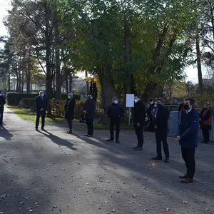 Volkstrauertag: Bürger und Mitglieder des Stadtrates während der Gedenkfeier für die Opfer von Krieg und Gewaltherrschaft auf dem Unterasbacher Friedhof