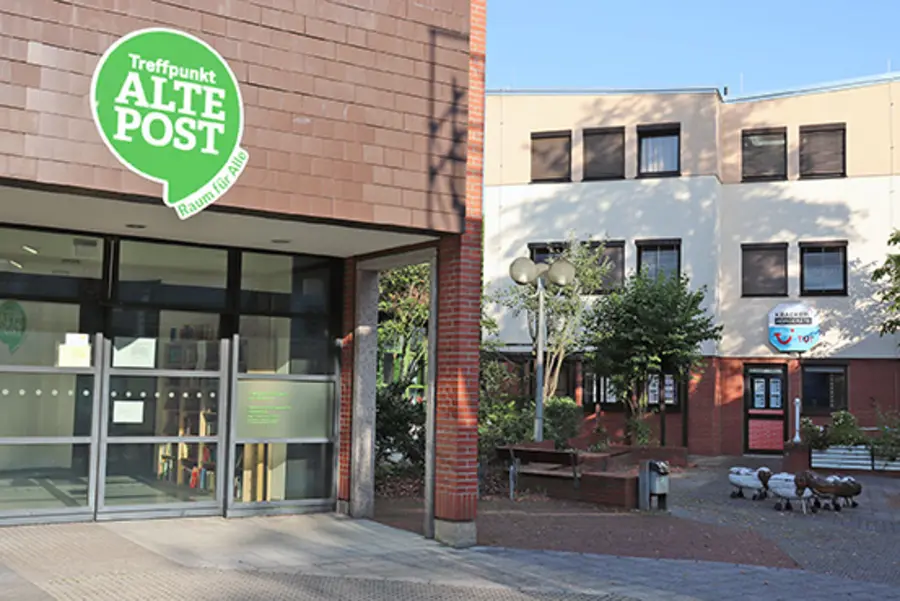 Backsteingebäude Am Rathaus 6 mit dem Schild "Treffpunkt Alte Post - Raum für alle" über dem Eingang.