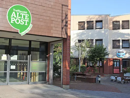 Backsteingebäude Am Rathaus 6 mit dem Schild "Treffpunkt Alte Post - Raum für alle" über dem Eingang.