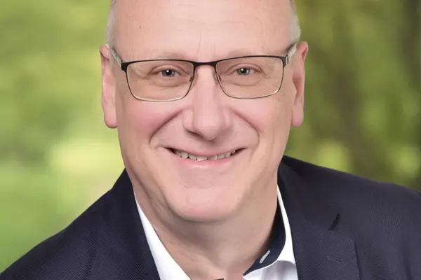 Mann mit Glatze in Anzugjacke mit Hemd und Krawatte