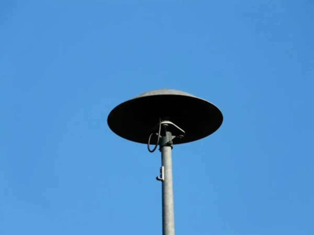 Eine mit Druckluft betriebene Dachsirene mit der Form eines Pilzes.