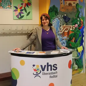 Eine Frau an einem vhs-Stand