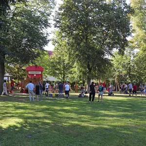 Ein Blick auf den herrlich unter Bäumen gelegenen Spielplatz.