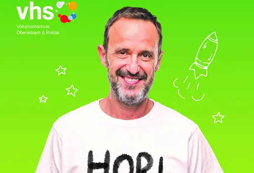 vhs Plakat: Mann lächelt in die Kamera