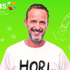 vhs Plakat: Mann lächelt in die Kamera