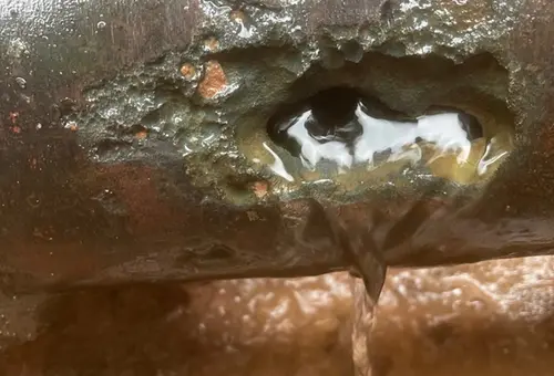 aus einem Wasserrohr läuft Wasser