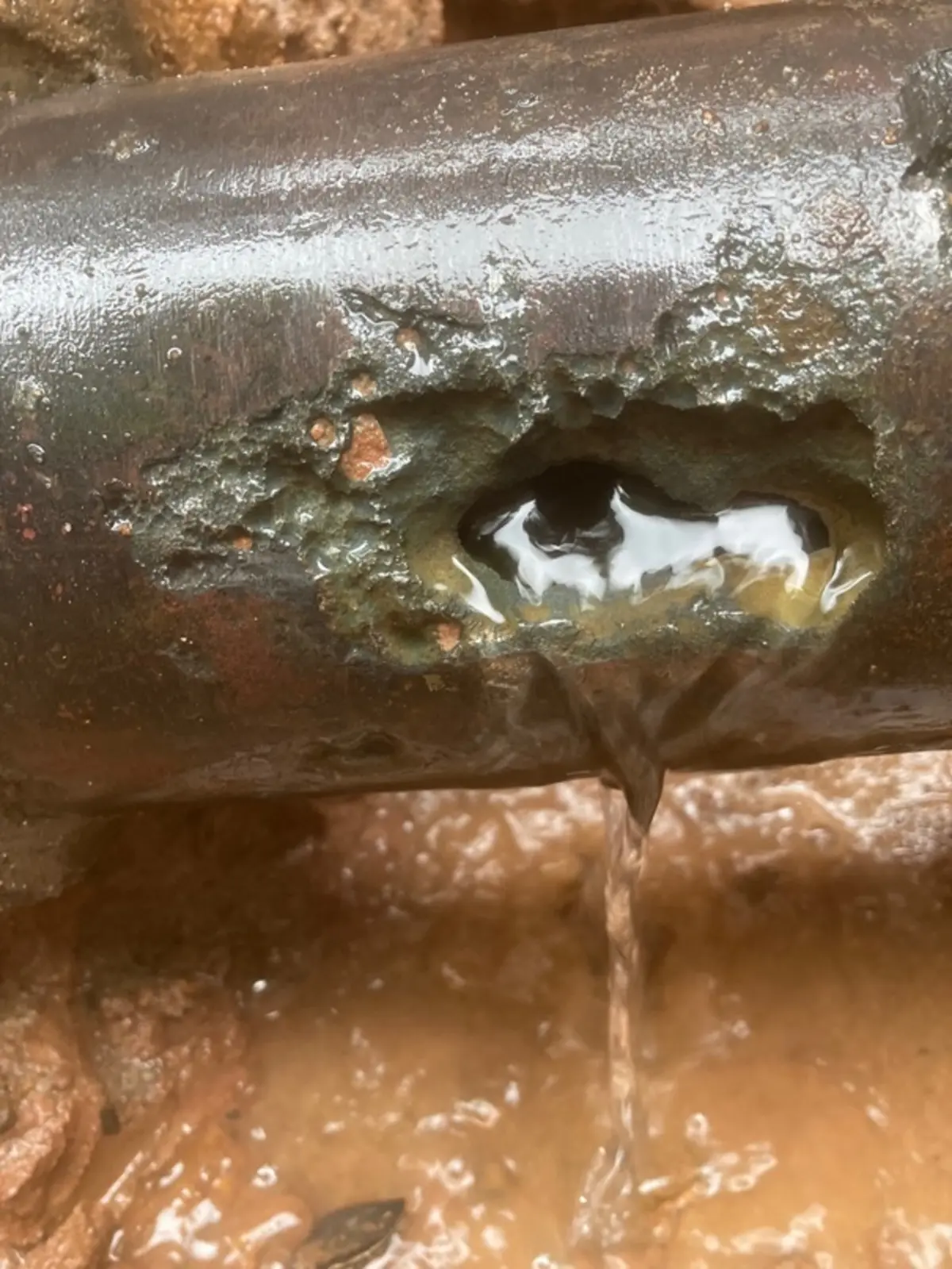 aus einem Wasserrohr läuft Wasser