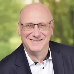 Portrait Thomas Diebenbusch mit Anzugjacke und Krawatte 