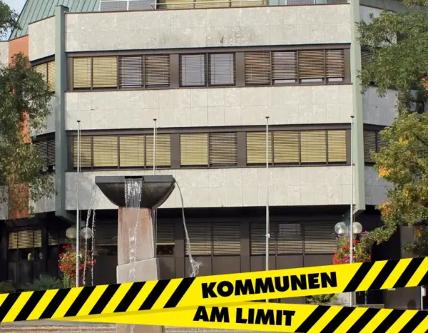 Südansicht des Rathauses mit schwarz-gelbem Banner "Kommunen am Limit"