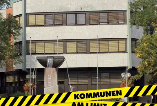 Südansicht des Rathauses mit schwarz-gelbem Banner "Kommunen am Limit"