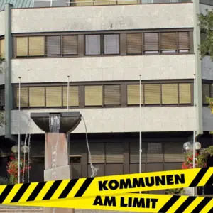 Südansicht des Rathauses mit schwarz-gelbem Banner "Kommunen am Limit"